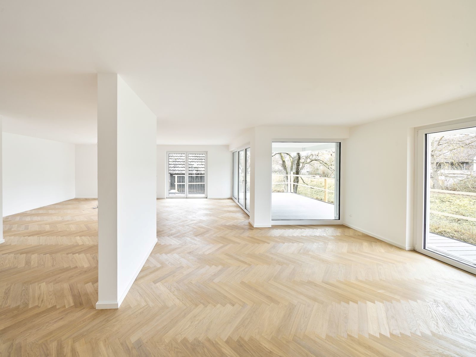 Blick aus dem Wohnzimmer in den Garten im Mehrfamilienhaus Aichtal